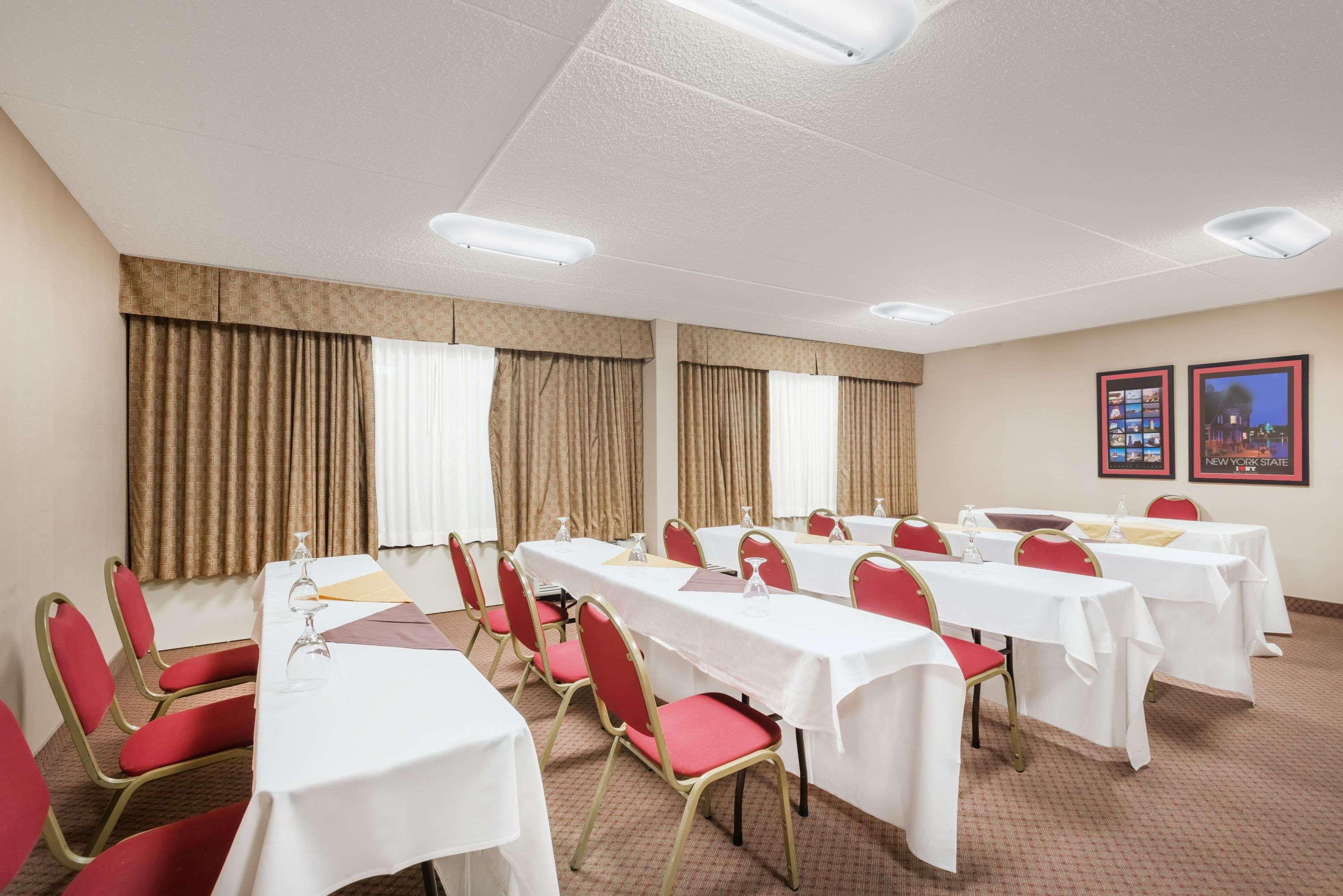 Ramada By Wyndham Watertown Thousand Exterior foto